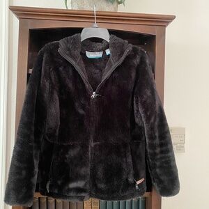 Luxurious Black Puffer Jacket with Plush Texture